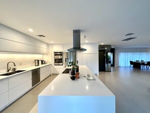 Private kitchen - Emerald Hills retreat  (Hollywood)