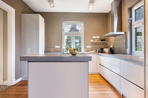 Een koelkast, een microgolfoven, een oven, een kookplaat