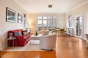 TV, fireplace, stereo