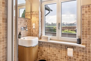 Ducha, secador de pelo, toallas