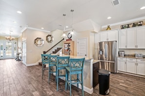 Refrigerador, microondas, horno, placa de cocina