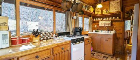 Jääkaappi, mikroaaltouuni, uuni, liesi