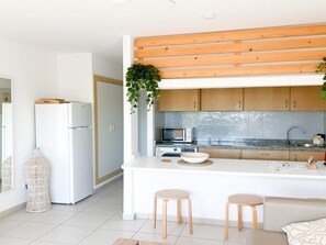 Kühlschrank, Mikrowelle, Wasserkocher mit Kaffee-/Teezubehör, Toaster