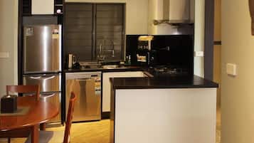 Deluxe Apartment | Private kitchen | Full-sized fridge, microwave, oven, stovetop