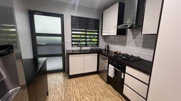 Grand réfrigérateur, micro-ondes, four, plaque de cuisson