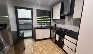 Grand réfrigérateur, micro-ondes, four, plaque de cuisson