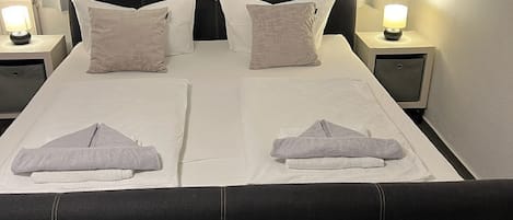 1 slaapkamer, een bureau, een strijkplank/strijkijzer, wifi