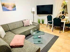 Una televisión, una chimenea