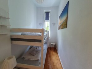 3 habitaciones, escritorio, tabla de planchar con plancha y wifi 