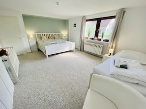 5 Schlafzimmer, Schreibtisch, Bügeleisen/Bügelbrett, WLAN