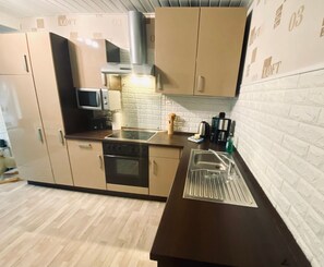 Fridge, microwave, oven, stovetop - Käpten Karl Ferienhaus - Käpten Karl Ferienhaus mit Sauna 400m zum Strand - Familienfreundlich (Graal-Müritz)