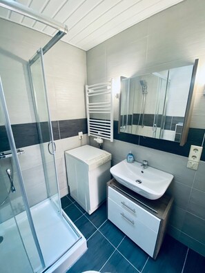 Shower, hair dryer, towels, soap - Käpten Karl Ferienhaus - Käpten Karl Ferienhaus mit Sauna 400m zum Strand - Familienfreundlich (Graal-Müritz)