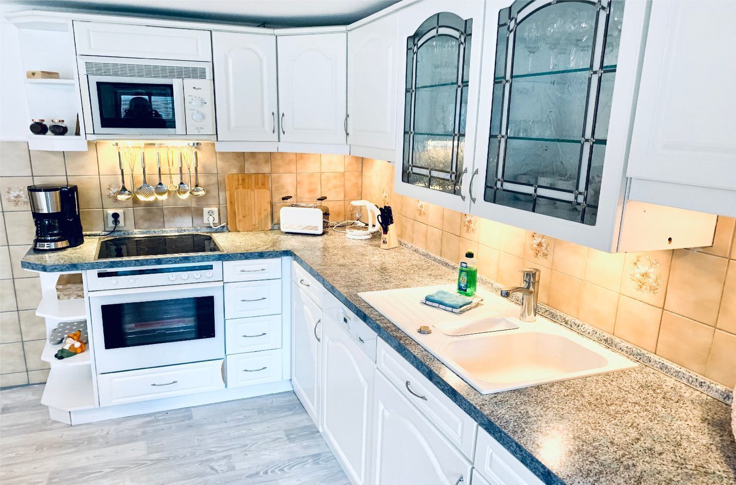 Geladeira, micro-ondas, fogão, cooktop