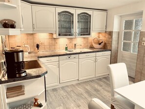 Fridge, microwave, oven, stovetop - Kapitäns HUS 2 - nur 300m zum Strand, mit Infrarotsauna, Großer Garten, Kamin, Carport - Kapitäns (Graal-Müritz)