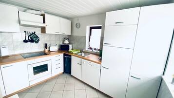 Geladeira, micro-ondas, fogão, cooktop