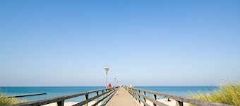 KapitĂ€ns HUS - Ganzes Haus nur 300m zum Strand mit Infrarotsauna, GroĂer Garten, Kamin, Whirlpool -