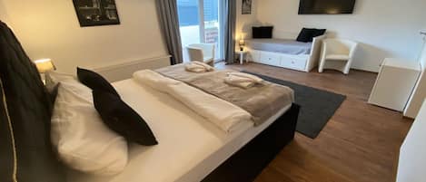 Een bureau, een strijkplank/strijkijzer, wifi, beddengoed