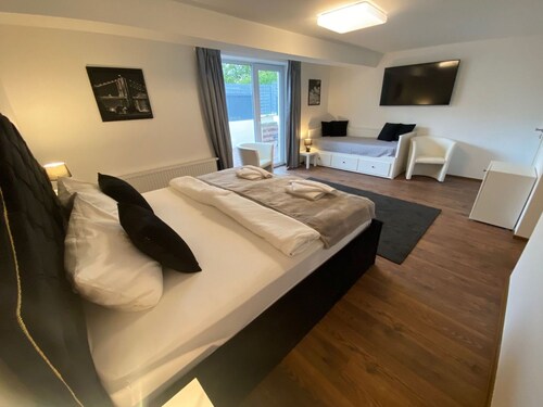 ROYAL OCEAN Premium Ferienhaus mit Whirlpool, Infrarotsauna, X-Box, Stellplatz -