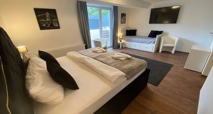 ROYAL OCEAN Premium Ferienhaus mit Whirlpool, Infrarotsauna, X-Box, Stellplatz -