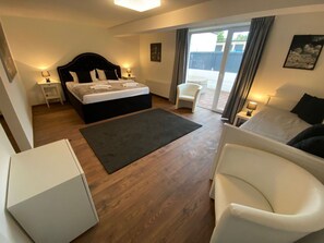 Desk, iron/ironing board, WiFi, bed sheets