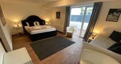 ROYAL OCEAN Premium Ferienhaus mit Whirlpool, Infrarotsauna, X-Box, Stellplatz -
