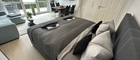 2 bedrooms, desk, iron/ironing board, WiFi