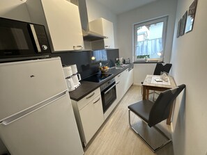 Kjøleskap, mikrobølgeovn, ovn og kokeplater