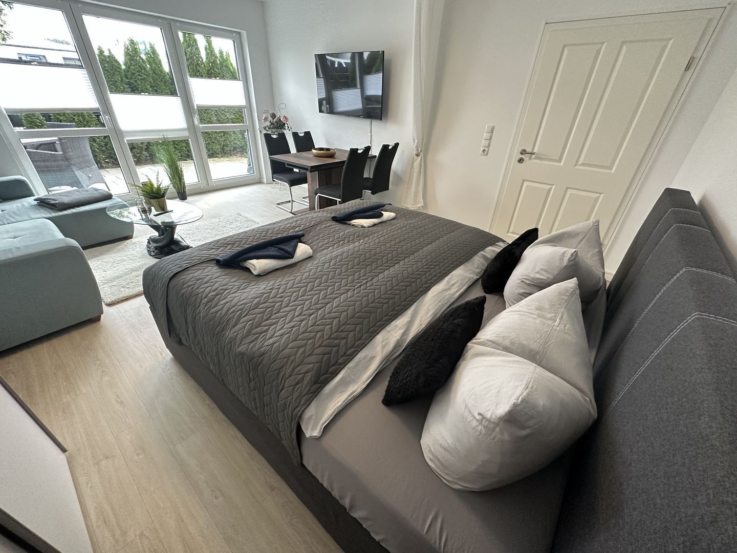 2 bedrooms, desk, iron/ironing board, WiFi