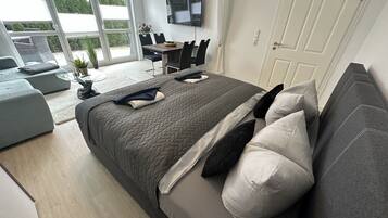 2 bedrooms, desk, iron/ironing board, WiFi