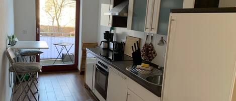 Kjøleskap, mikrobølgeovn, ovn og kokeplater