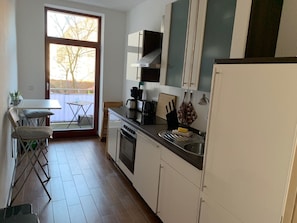 Réfrigérateur, four à micro-ondes, un four, surface de cuisson