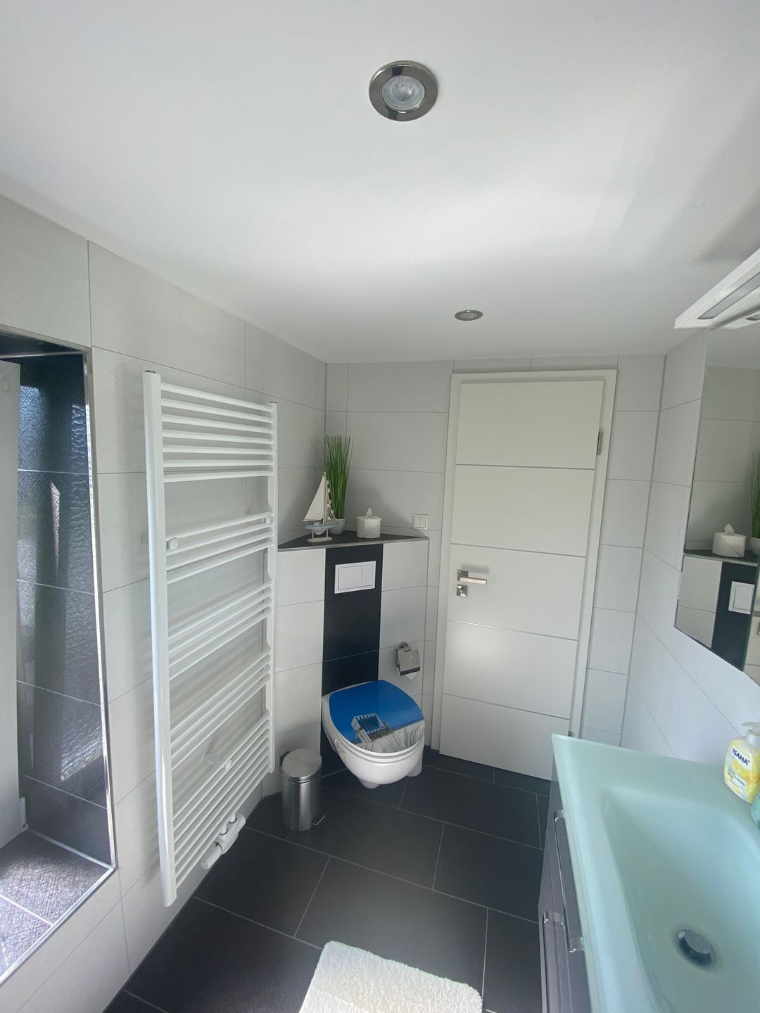 Une salle de bain moderne équipée de toilettes, d’un bidet et d’un lavabo.