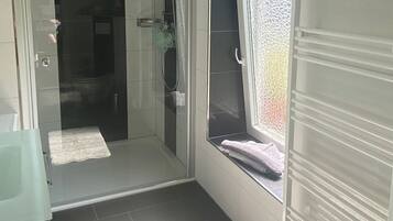 Dusche, Haartrockner, HandtĂŒcher, Seife