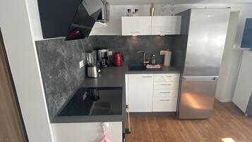 Kühlschrank, Mikrowelle, Ofen, Herdplatte