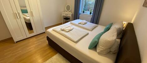 3 bedrooms, desk, iron/ironing board, WiFi