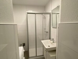 Douche, sèche-cheveux, serviettes fournies, savon
