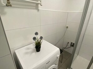 Ducha, secador de pelo, toallas y jabón