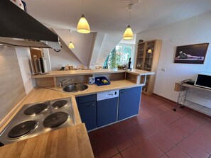 Réfrigérateur, micro-ondes, four, plaque de cuisson