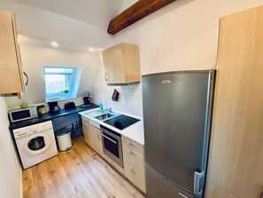 Réfrigérateur, micro-ondes, four, plaque de cuisson