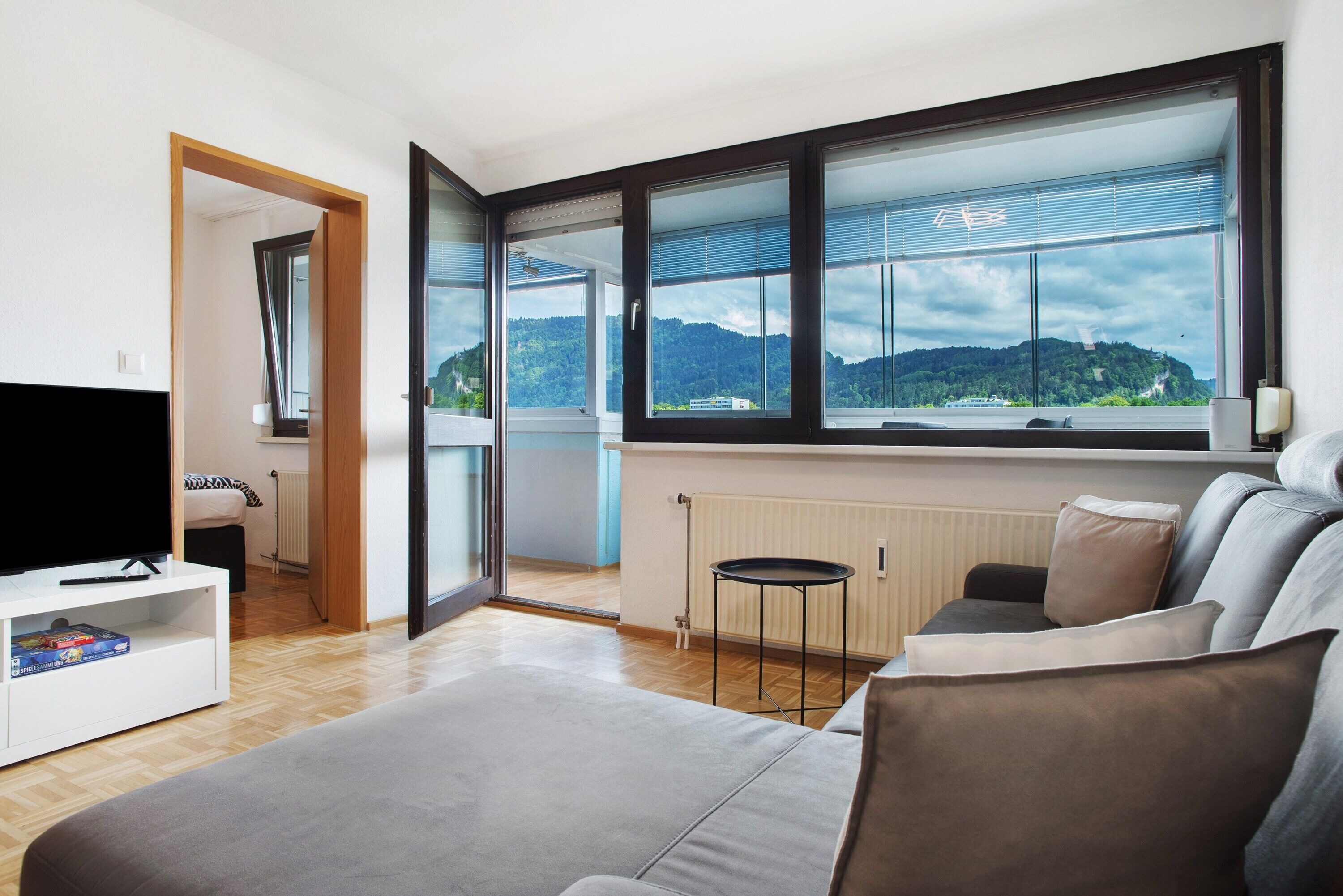 Fernseher, Tischtennisplatte