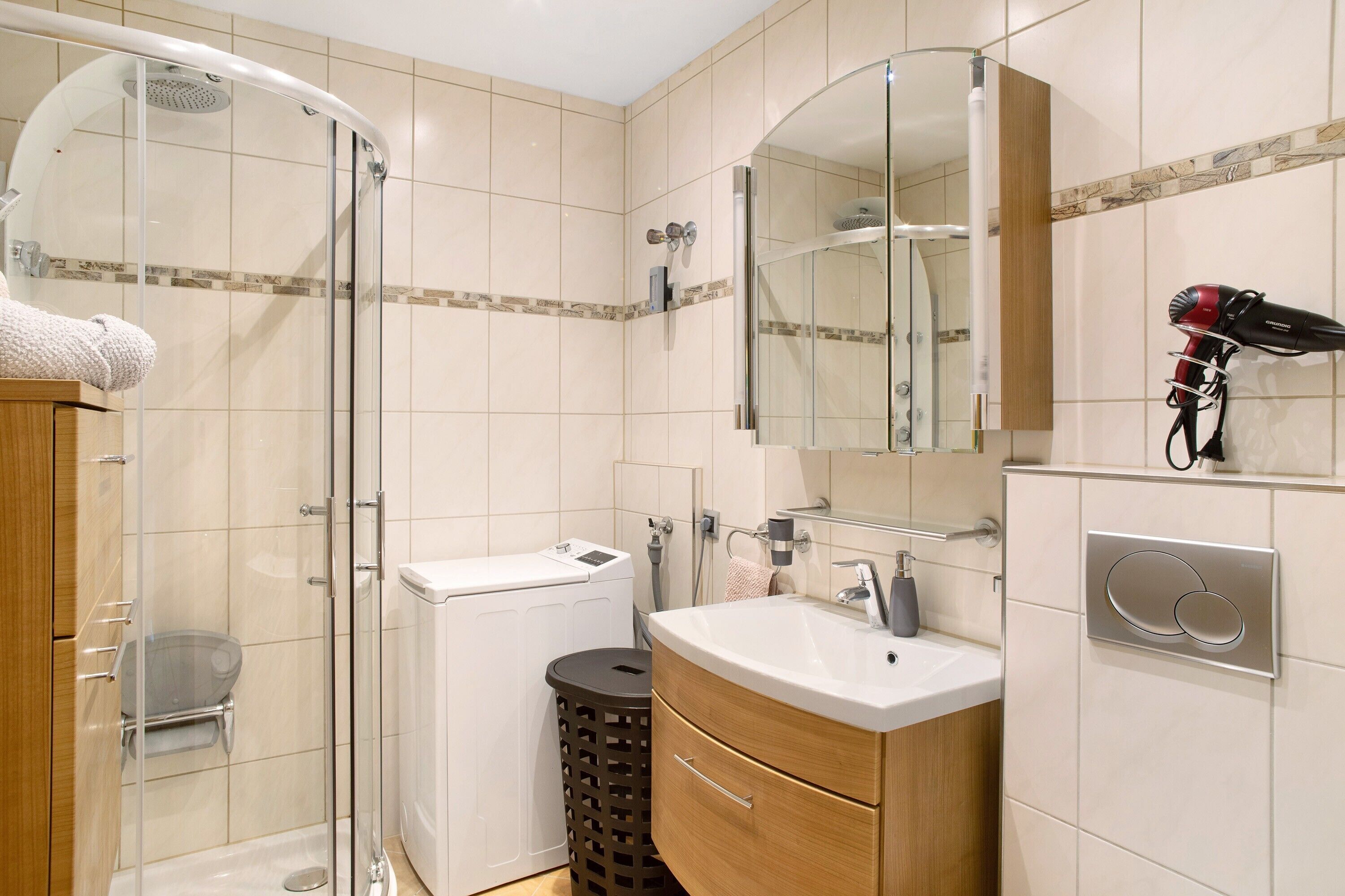 Dusche, Haartrockner, Handtücher