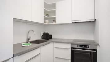 Frigorífico, horno, placa de cocina y cafetera o tetera