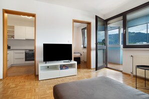 1 bedroom, iron/ironing board, free WiFi, bed sheets - Apartment 'Am Bodensee' with Mountain View, Shared Garden and Wi-Fi (Bregenz)