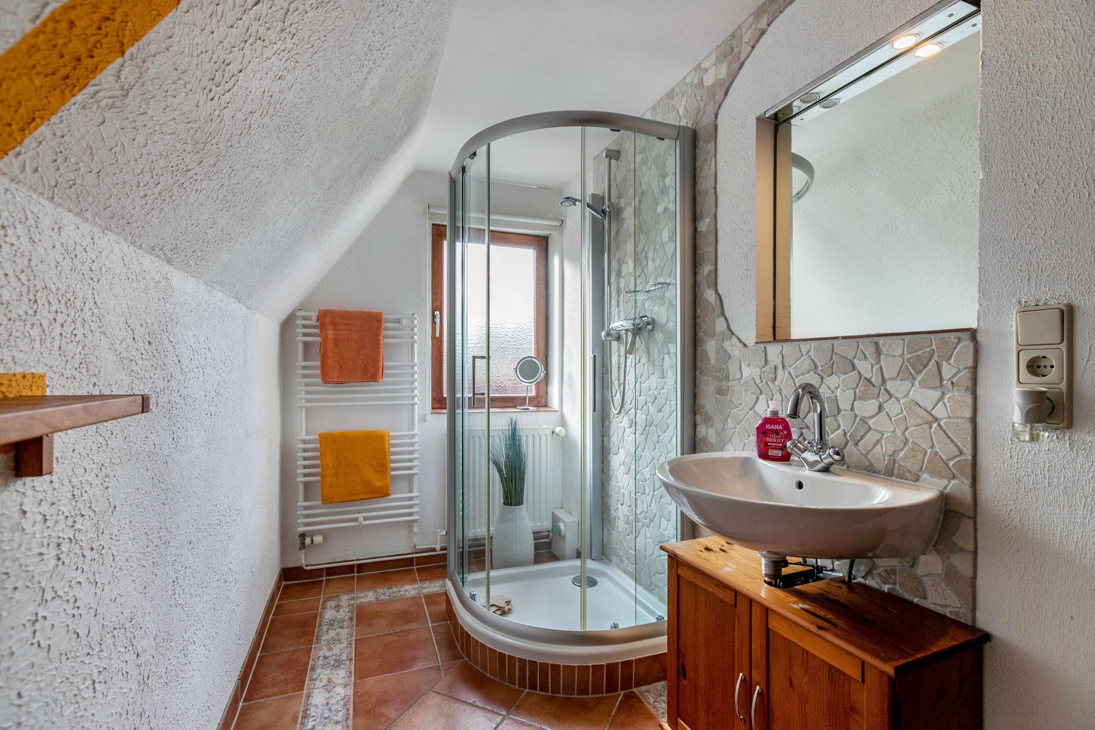 Dusche, kostenlose Toilettenartikel, Haartrockner, Handtücher