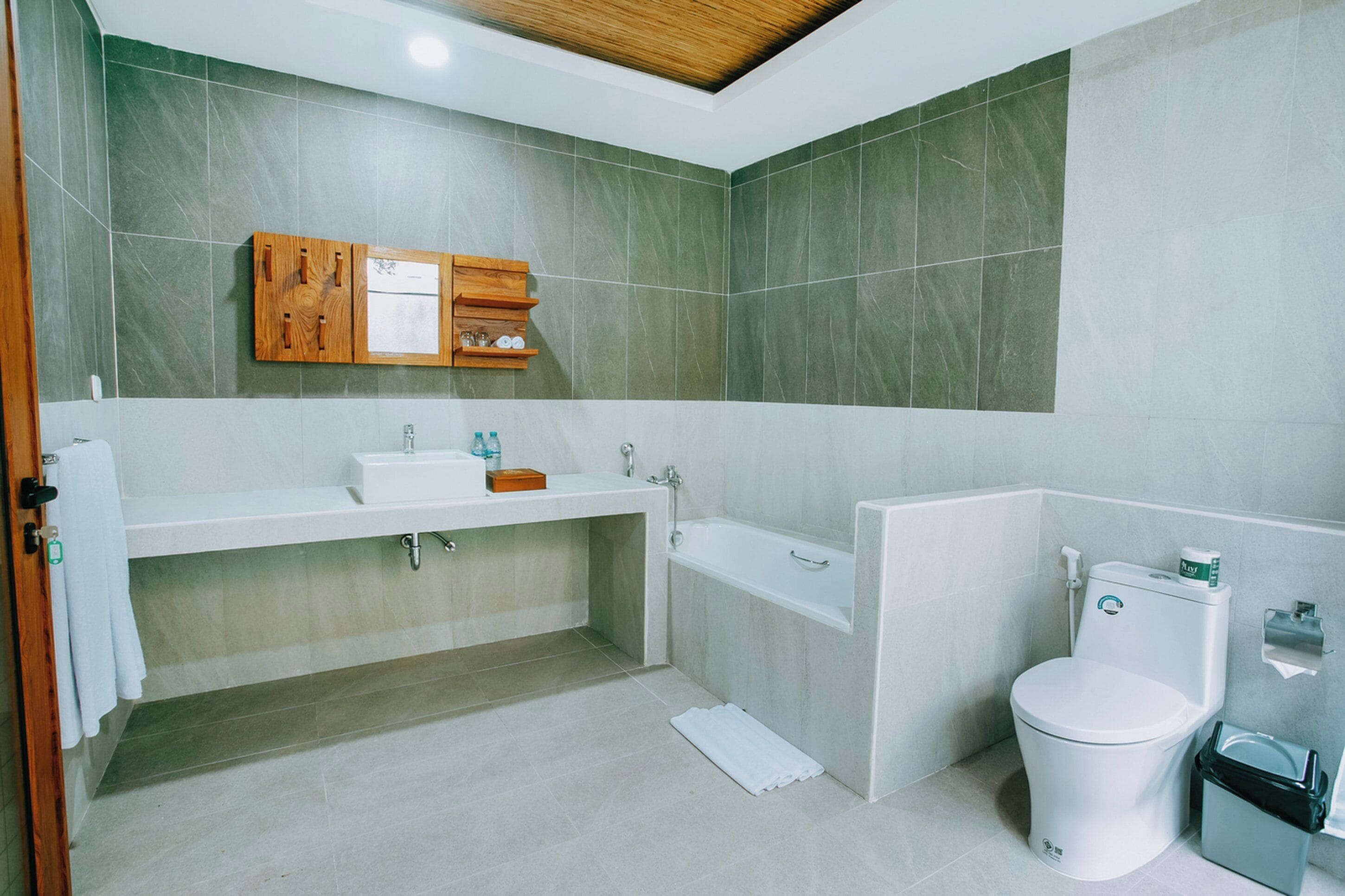 Une salle de bain moderne avec une baignoire, des toilettes et un lavabo.