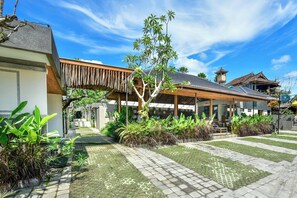Free self parking - Mahayoga Ubud Villa (Ubud)