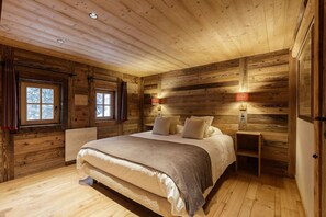 8 chambres, bureau, fer et planche à repasser, lit parapluie