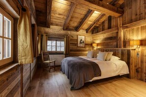 8 soverom, skrivebord, strykejern/-brett og reiseseng for barn