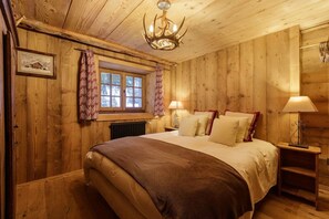 8 Schlafzimmer, Schreibtisch, Bügeleisen/Bügelbrett, Reisekinderbett