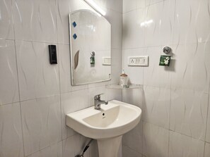 Rom – deluxe | Bad | Dusj, regndusjhode, toalettartikler (inkludert) og hårføner